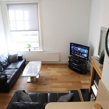 Letting Serviced Apartments - Guards View, Windsor Kültér fotó