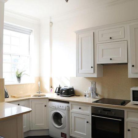 Letting Serviced Apartments - Guards View, Windsor Kültér fotó