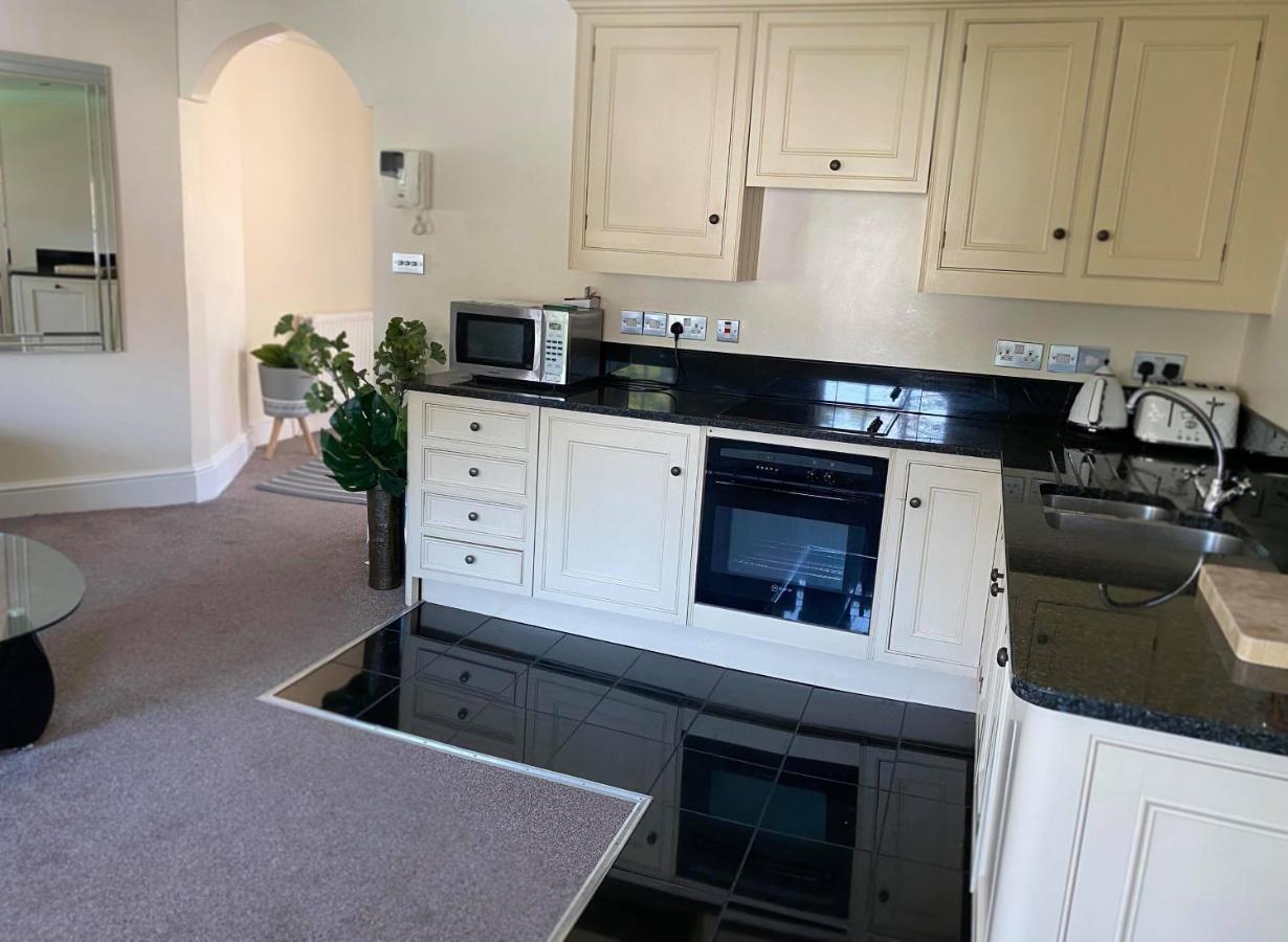 Letting Serviced Apartments - Guards View, Windsor Kültér fotó
