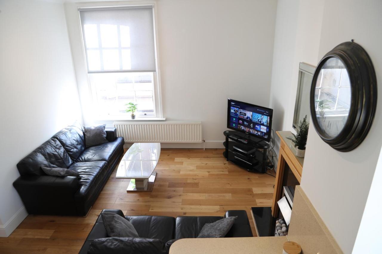 Letting Serviced Apartments - Guards View, Windsor Kültér fotó