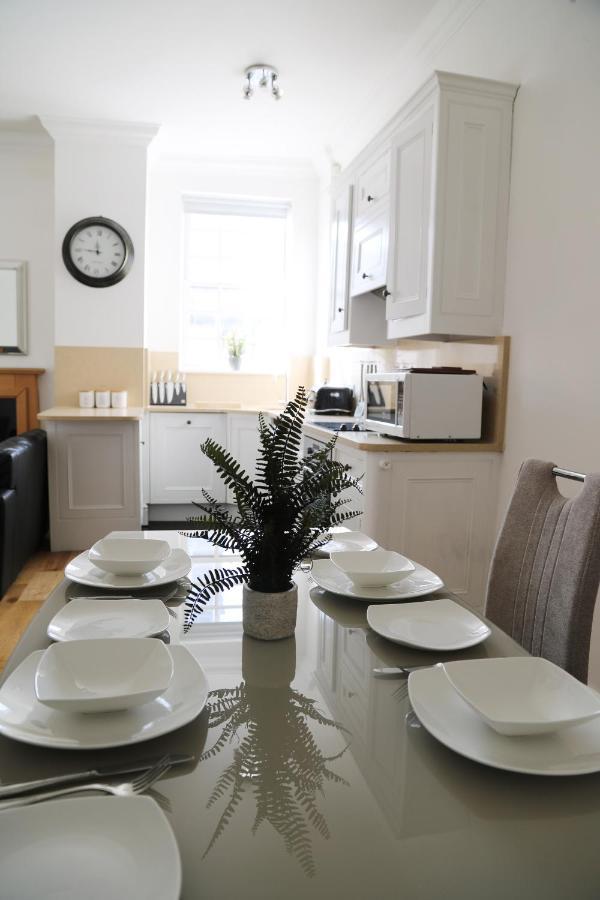 Letting Serviced Apartments - Guards View, Windsor Kültér fotó