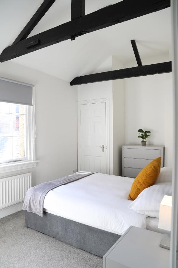 Letting Serviced Apartments - Guards View, Windsor Kültér fotó