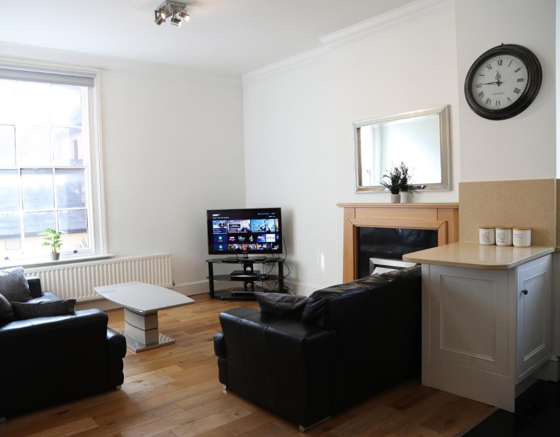 Letting Serviced Apartments - Guards View, Windsor Kültér fotó