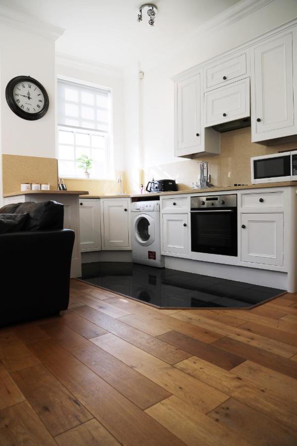 Letting Serviced Apartments - Guards View, Windsor Kültér fotó
